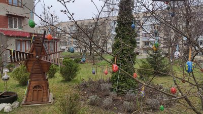 Тернополяни прикрасили писанками дерева у своєму дворі Тернополяни прикрасили писанками дерева у своєму дворі