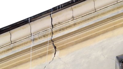 У Житомирі через підготовчі роботи з будівництва багатоповерхівки сусідній будинок почав руйнуватися У Житомирі через підготовчі роботи з будівництва багатоповерхівки сусідній будинок почав руйнуватися