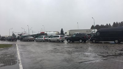 Ситуація на кордоні. На Львівщині утворилися черги на пунктах пропуску із Польщею Ситуація на кордоні. На Львівщині утворилися черги на пунктах пропуску із Польщею