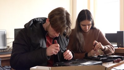 Черкаські волонтери розбирають техніку на деталі