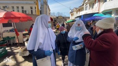 На Одеському “Привозі” монахіні роздавали дезінфікуючі розчини, маски й молитву при епідемії На Одеському “Привозі” монахіні роздавали дезінфікуючі розчини, маски й молитву при епідемії