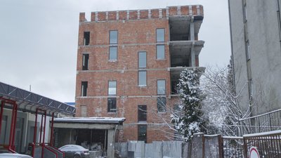 У Чернівцях мають знести частину незаконної забудови біля готелю "Турист" — рішення суду У Чернівцях мають знести частину незаконної забудови біля готелю "Турист" — рішення суду