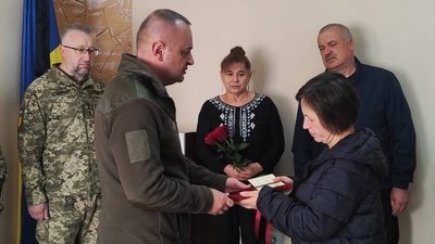 Дружині загиблого захисника із Закарпаття вручили орден «За мужність»