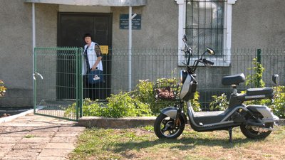 На Черкащині сільська фельдшерка дістається до пацієнтів електроскутером На Черкащині сільська фельдшерка дістається до пацієнтів електроскутером