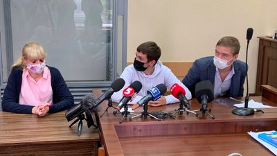 Напад на журналіста під ОП. Суд обрав запобіжний захід одному із підозрюваних Напад на журналіста під ОП. Суд обрав запобіжний захід одному із підозрюваних