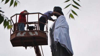 У прикарпатському містечку Рогатин пам’ятник Роксолані одягнули у вишиванку У прикарпатському містечку Рогатин пам’ятник Роксолані одягнули у вишиванку