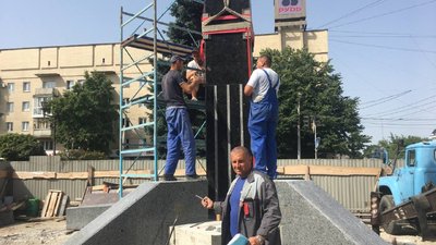 У Житомирі почали встановлювати центральну частину пам'ятника Захисникам України У Житомирі почали встановлювати центральну частину пам'ятника Захисникам України