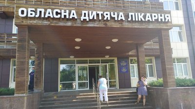 Через нестачу лікарів у райцентрах, люди утворили черги у дитячій обласній лікарні