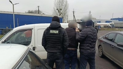 Брали по 6000 доларів США з кожного охочого втекти: правоохоронці на Волині затримали двох чоловіків Брали по 6000 доларів США з кожного охочого втекти: правоохоронці на Волині затримали двох чоловіків