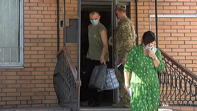 "60 грн добових". У Сумах волонтери допомагають звільненим з колонії дістатися дому