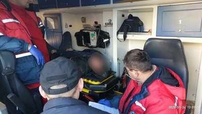 Рятувальники витягнули пішохода з-під автомобіля