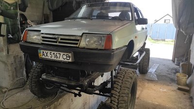 "Маленька звірюга": на Харківщині чоловік зібрав всюдихід з трьох автівок "Маленька звірюга": на Харківщині чоловік зібрав всюдихід з трьох автівок