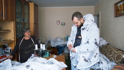 Для снайперів та розвідників: вінничанка шиє маскувальні костюми