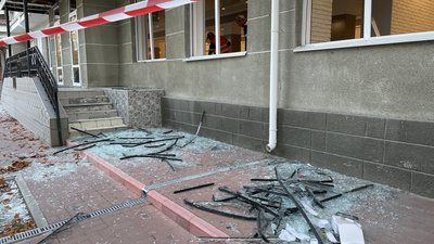 Ракетний обстріл Кременчука: що відбувається на другий день на місці влучання Ракетний обстріл Кременчука: що відбувається на другий день на місці влучання