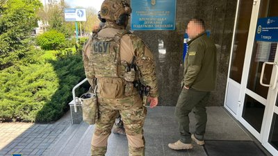 Затримання податківця із Кременчука, якого підозрюють у продажі фіктивних меддовідок Затримання податківця із Кременчука, якого підозрюють у продажі фіктивних меддовідок