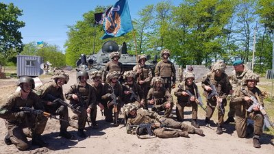 В Олешківських пісках морпіхи завоювали право носити берет кольору морської хвилі В Олешківських пісках морпіхи завоювали право носити берет кольору морської хвилі