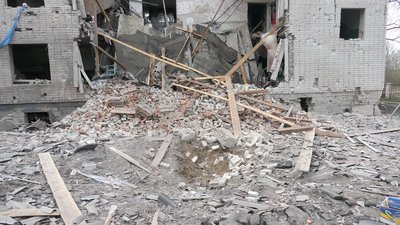 "Вікна і двері летять": очевидці про авіаудар по психоневрологічному інтернату у Свесі на Сумщині "Вікна і двері летять": очевидці про авіаудар по психоневрологічному інтернату у Свесі на Сумщині