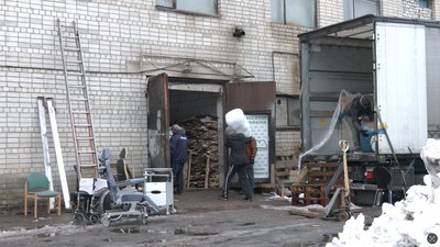 Волонтери вантажать гуманітарку у Черкасах Волонтери вантажать гуманітарку у Черкасах