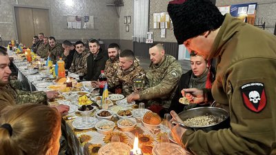 Попри важкі бої та артобстріли. Бійці 72 бригади показали, як провели Святвечір на Донеччині Попри важкі бої та артобстріли. Бійці 72 бригади показали, як провели Святвечір на Донеччині
