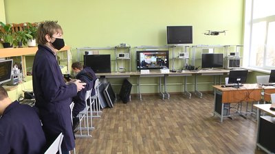 Учень Хмельницького ліцею електроніки Денис Плем'яник запускає дрон, який придбали для STEAM-центру Учень Хмельницького ліцею електроніки Денис Плем'яник запускає дрон, який придбали для STEAM-центру