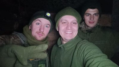 Віталій Аврам (в центрі фото) разом зі своїми побратимами. Фото надав військовий Віталій Аврам (в центрі фото) разом зі своїми побратимами. Фото надав військовий