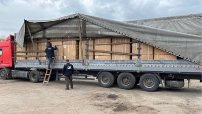 Транзитом через Україну: на Вінниччині СБУ виявила підакцизний товар з Росії