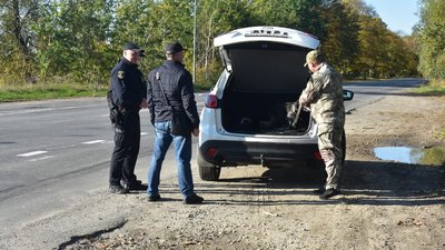 В одному з міст Хмельниччини посилено перевіряють автівки на наявність вибухівки
