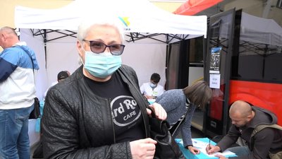 У Житомирі бажаючих вакцинують від коронавірусу в мобільному пункті, облаштованому в автобусі У Житомирі бажаючих вакцинують від коронавірусу в мобільному пункті, облаштованому в автобусі