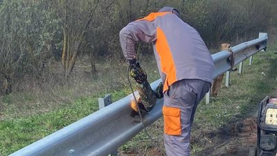 На міжнародній трасі Київ-Ягодин на Житомирщині відновлюють бар'єрне огородження На міжнародній трасі Київ-Ягодин на Житомирщині відновлюють бар'єрне огородження