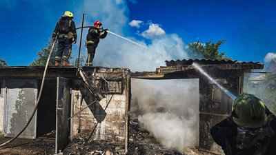Рятувальники гасять пожежу, яка спалахнула в гаражі внаслідок атаки РФ, Есхар, 5 червня