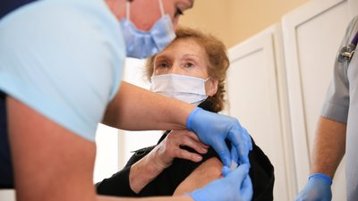 У Дніпрі вперше в Україні провели масову вакцинацію проти COVID-19 пацієнтів з алергією У Дніпрі вперше в Україні провели масову вакцинацію проти COVID-19 пацієнтів з алергією