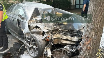 Авітвка Audi врізалася в дерево