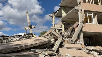 Російська ракета знищила 127-річний ліцей у Лозовій на Харківщині Російська ракета знищила 127-річний ліцей у Лозовій на Харківщині