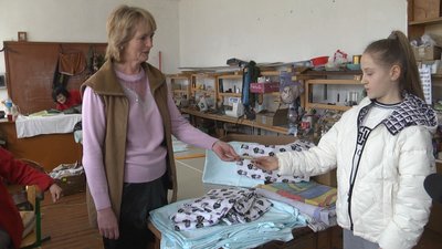Школярка Богдана передає гроші волонтерському ательє Школярка Богдана передає гроші волонтерському ательє