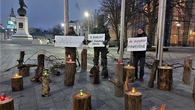 Пні на майдані Конституції: в центрі Харкова протестує екоактивіст у костюмі дерева Пні на майдані Конституції: в центрі Харкова протестує екоактивіст у костюмі дерева