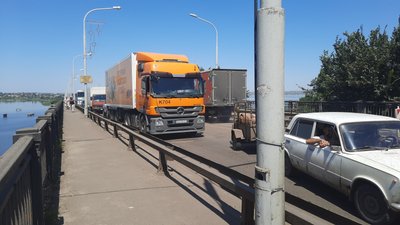 Як у Миколаєві водії дотримуються обмеження руху великовантажного транспорту Як у Миколаєві водії дотримуються обмеження руху великовантажного транспорту