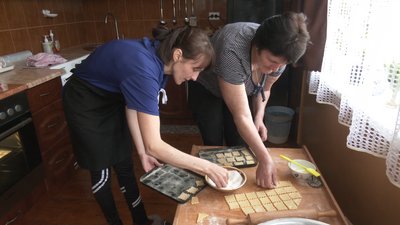 Як жителі Уторопів на Івано-Франківщині готують великодні страви на передову Як жителі Уторопів на Івано-Франківщині готують великодні страви на передову