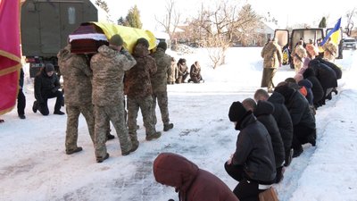Рідні й друзі на колінах віддають шану Сергію Рудику з Хмельницького Рідні й друзі на колінах віддають шану Сергію Рудику з Хмельницького