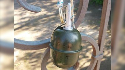 Рівненщина: на ворота голови ОТГ вчепили муляж гранати і похоронний вінок Рівненщина: на ворота голови ОТГ вчепили муляж гранати і похоронний вінок