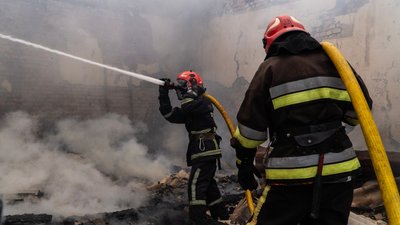 Рятувальники під час ліквідації пожежі