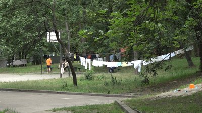 Гуманітарний штаб, дитячий табір та нові сусіди. Як облаштувалися переселенці з Луганщини в гуртожитку на Київщині Гуманітарний штаб, дитячий табір та нові сусіди. Як облаштувалися переселенці з Луганщини в гуртожитку на Київщині