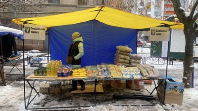 Крупи та овочі від виробників: на ярмарках у Києві працюють соціальні намети