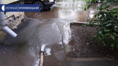 У п’ятиповерхівці в Кропивницькому затопило підвал. Причини з’ясовують У п’ятиповерхівці в Кропивницькому затопило підвал. Причини з’ясовують
