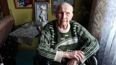 У 101 рік довгожитель з Хмельницького не втрачає почуття гумору та живе за військовим режимом У 101 рік довгожитель з Хмельницького не втрачає почуття гумору та живе за військовим режимом