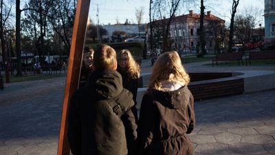 У сквері Дня вишиванки в Чернівцях встановили світлову стрічку з орнаментом: фото У сквері Дня вишиванки в Чернівцях встановили світлову стрічку з орнаментом: фото