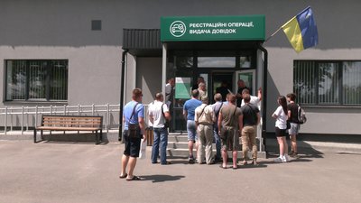 Через нульове розмитнення у сервісних центрах Рівненщини фіксують рекорди реєстрації автівок Через нульове розмитнення у сервісних центрах Рівненщини фіксують рекорди реєстрації автівок