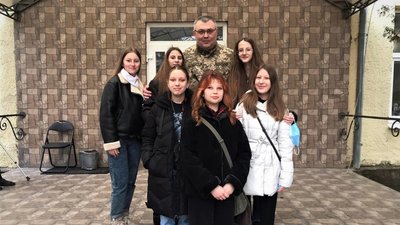 У Мукачеві школярі принесли святкові подарунки військовим у лікарню У Мукачеві школярі принесли святкові подарунки військовим у лікарню