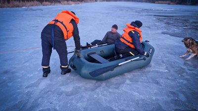 провалився під кригу на річці Рось