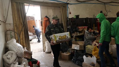 "Просто люди": у Харкові пів сотні добровольців щодня розвозять продукти нужденним "Просто люди": у Харкові пів сотні добровольців щодня розвозять продукти нужденним