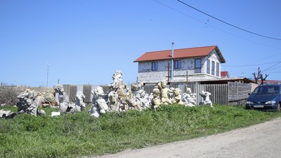 В Одесі відновлюють історичні скульптури з оперного театру В Одесі відновлюють історичні скульптури з оперного театру